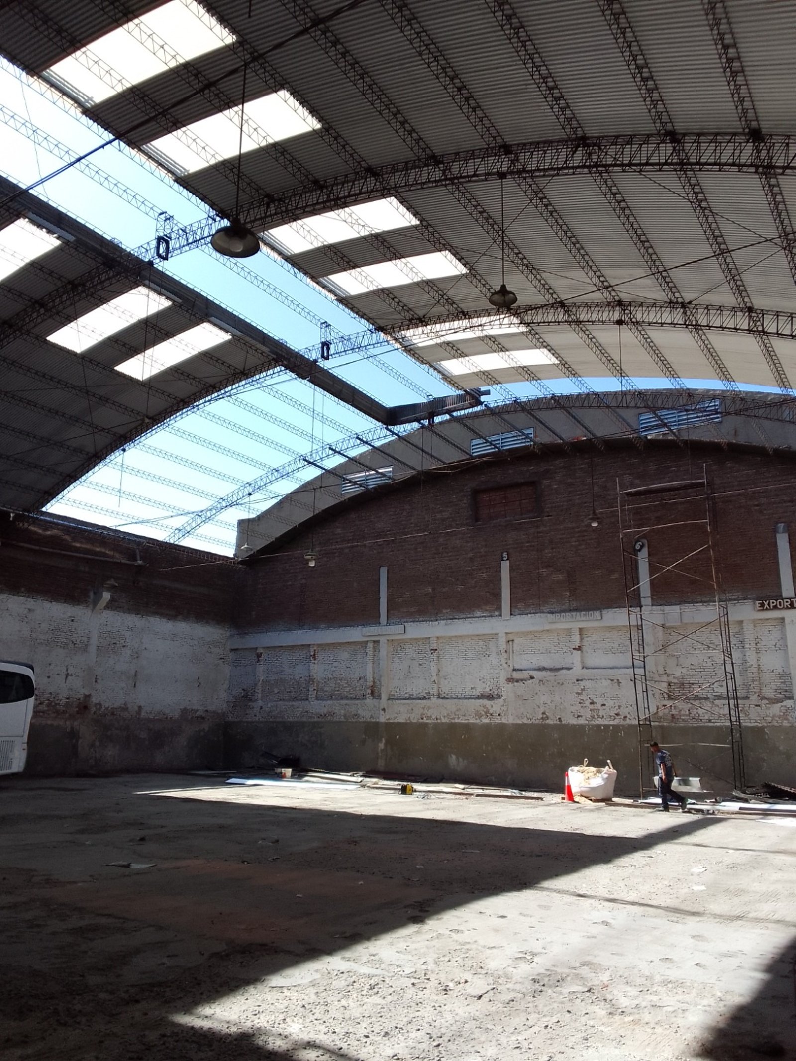 Interior de nave industrial en construcción con techo de chapa y tragaluces — proyecto Galpon en Avellaneda, por Arquitecto Guido Niccoli, en Avellaneda